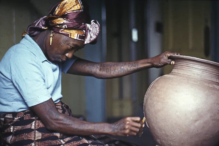 Ladi Kwali: Pionera de la Cerámica Nigeriana y Empoderamiento Femenino