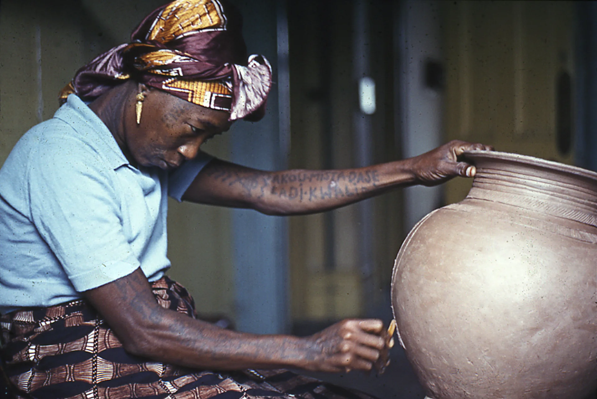 Ladi Kwali: Pionera de la Cerámica Nigeriana y Empoderamiento Femenino
