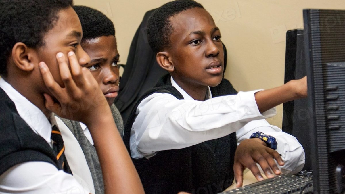 Estudiantes participando en un taller de programación frente al ordenador